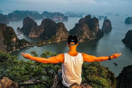 Núi Bài Thơ Hạ Long – Góc nhìn triệu đô từ nóc nhà thành phố biển